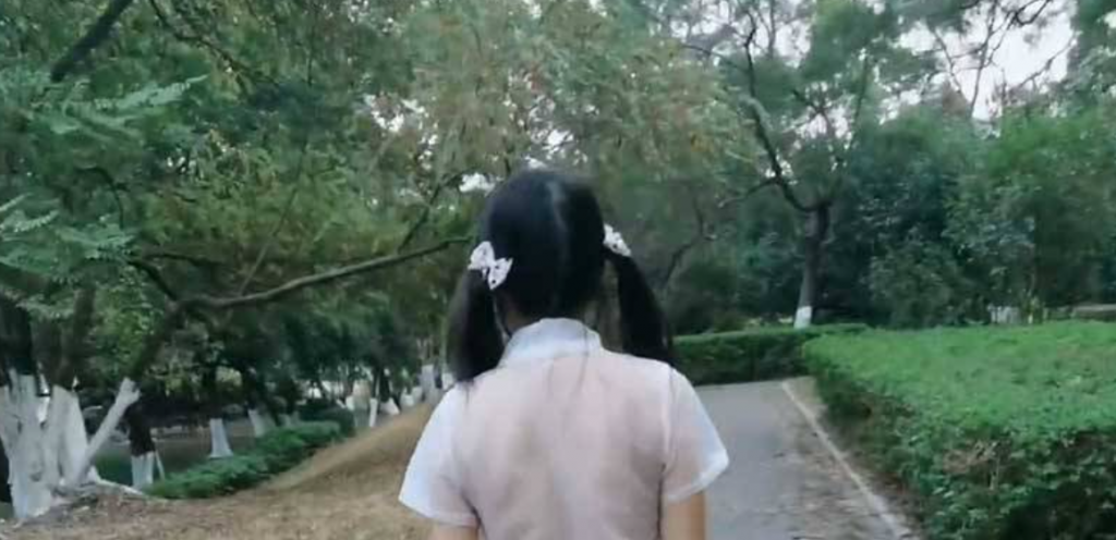 网红fss冯珊珊挑战高难度任务,冯珊珊挑战取外卖被锁楼道剧情-人人番号库网